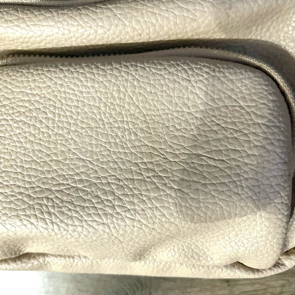 NWOT Maurices Cream Crossbody Bag with Gold Chain Strap - Picture 6 of 6